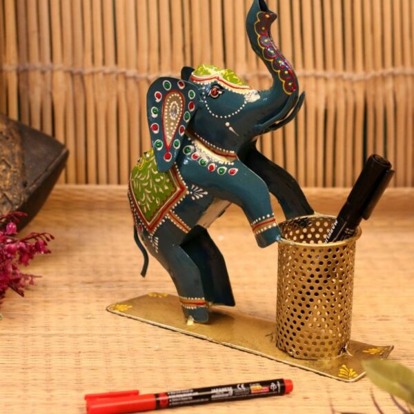 Iron Painted Elephant Pen Stand1